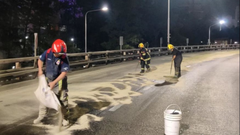 Derrame de combustible en el Puente Pueyrredón