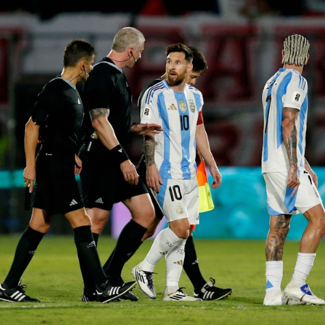 Messi enojado con el arbitraje del brasileño Anderson Daronco