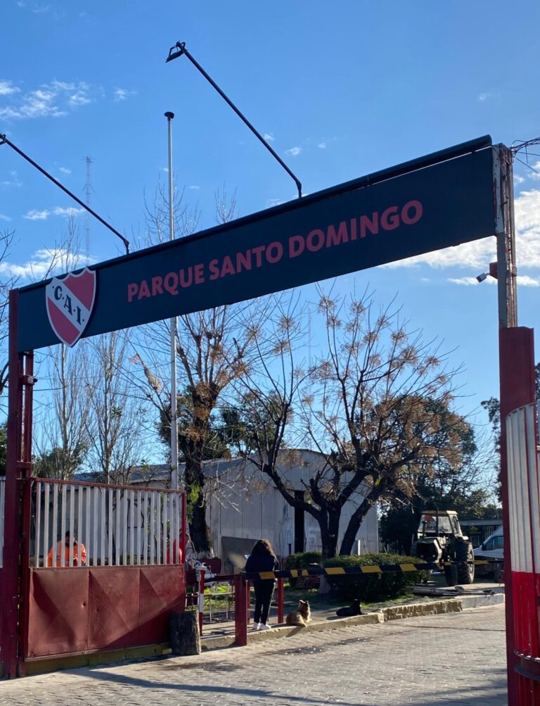 Independiente: La barrabrava irrumpió en el entrenamiento y presionó al plantel para que «empiece a ganar»
