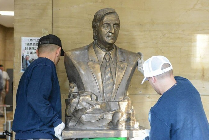 Retiraron el busto de Néstor Kirchner del edificio de ANSES