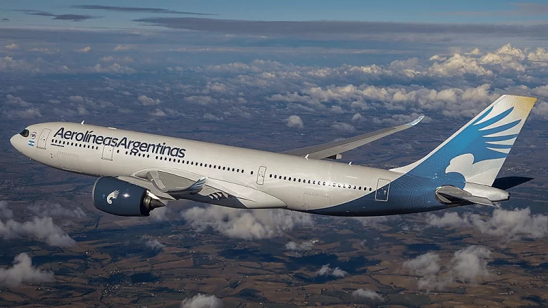 Aerolíneas Argentinas suspendió las negociaciones salariales con los gremios