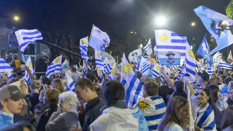 Uruguay cerró las urnas: crece la expectativa por los resultados de la segunda vuelta presidencial