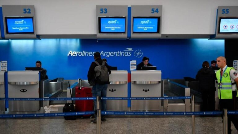 Caos y bronca en Aeroparque y Ezeiza: Pasajeros atrapados por paro sorpresivo de intercargo