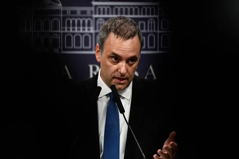 Adorni confirmó la denuncia al gremio aeronáutico por «secuestro de pasajeros»