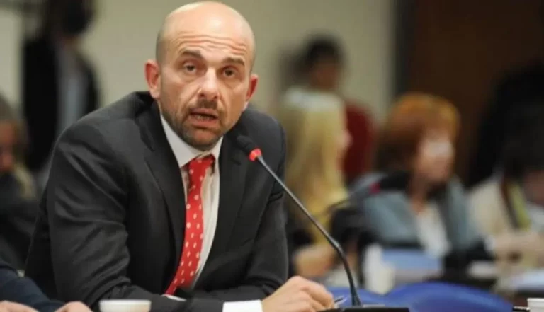 Crecen las críticas por la privatización de Aerolíneas Argentinas