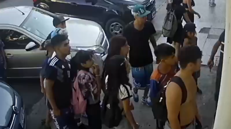 20 Jóvenes contra un cuidacoches en Quilmes