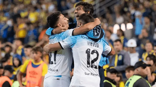 Racing quiere ponerse a tiro de Vélez y se mide ante un irregular Estudiantes en Avellaneda