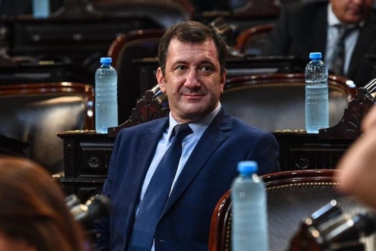 El senador Kueider y su secretaria pagaron la fianza y tendrán arresto domiciliario