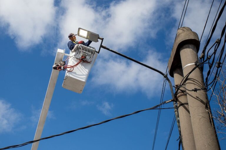 Lanús inicia la colocación de luces LED sobre la avenida Centenario Uruguayo