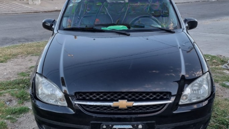 Bajó a comprar toallitas y le robaron su auto