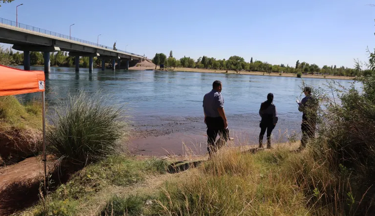 Desesperada búsqueda de una niña de 10 años en el río Limay