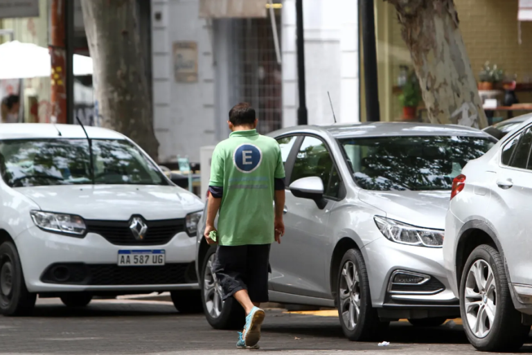 La Plata: se negó a pagarles por estacionar en la puerta de su casa y lo atacaron