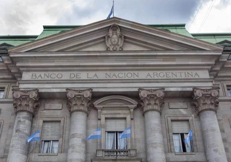 Revés judicial para el Gobierno: suspenden la conversión del Banco Nación en S.A.