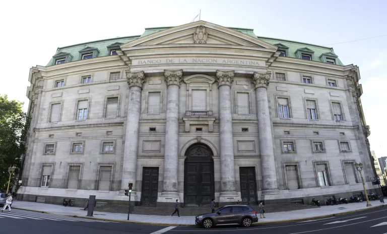 El Gobierno desafía al Congreso y convierte al Banco Nación en sociedad anónima
