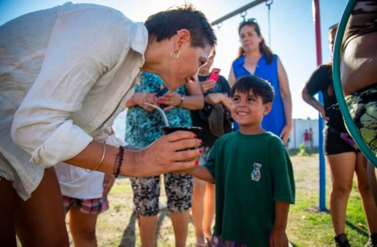 Mayra Mendoza supervisó la instalación de juegos en la plazoleta Papa Francisco