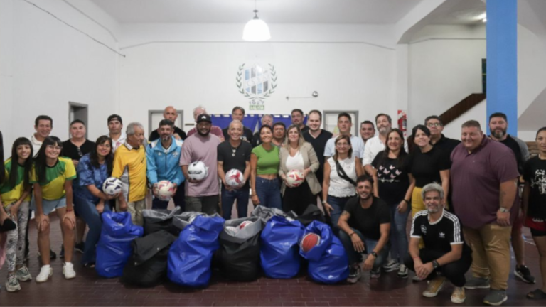 Mayra Mendoza entregó materiales deportivos a instituciones locales