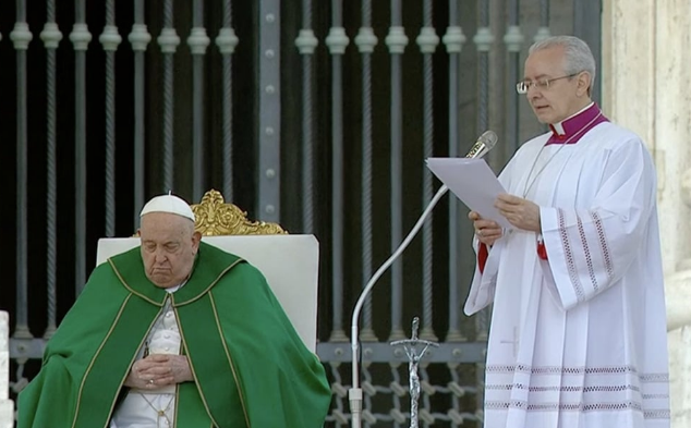 El papa Francisco interrumpió su lectura por falta de aire