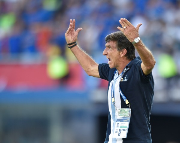 Gustavo Costas contento con el equipo aunque no da la serie por terminada