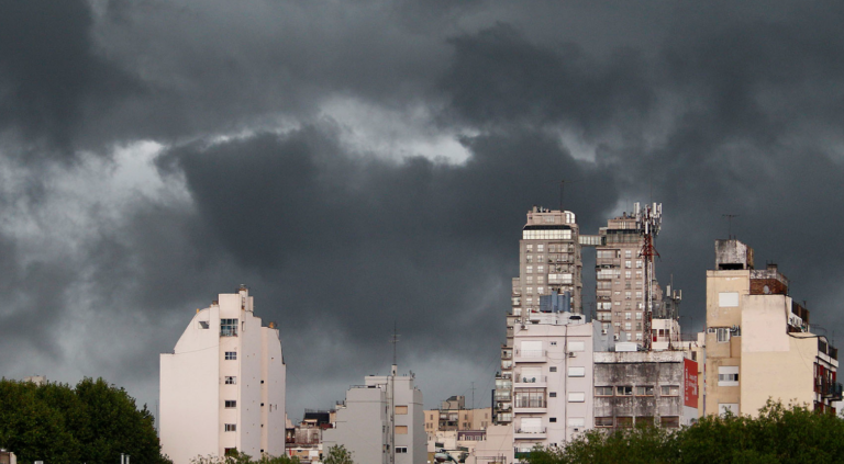 Fuerte temporal en el AMBA: caída de árboles, techos volados y cortes de luz