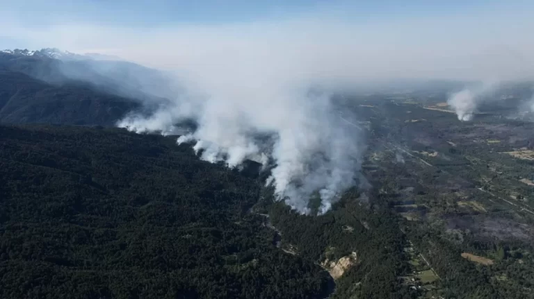 Polémica en El Bolsón: detienen a tres voluntarios mientras los incendios arrasan la zona