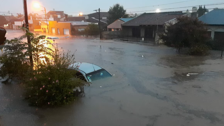 Feroz tormenta en Bahía Blanca: calles anegadas, cortes de luz y alerta roja del SMN