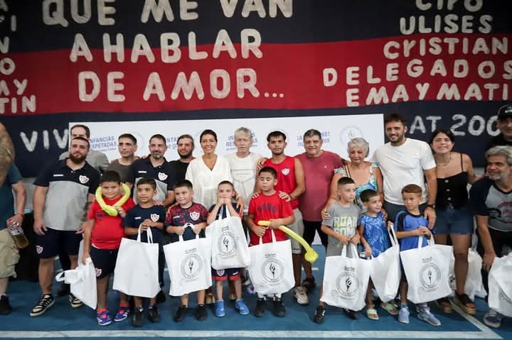 Quilmes: la intendenta Mayra Mendoza acompañó la entrega de kits escolares en clubes locales