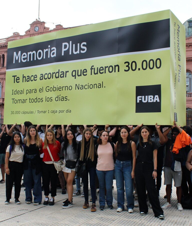 «Memoria Plus»: el irónico «remedio» que estudiantes le recetaron a Milei