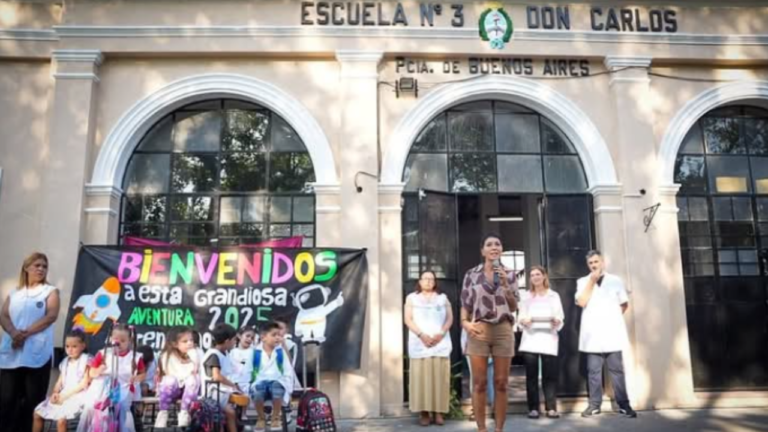 Mayra Mendoza encabezó el acto de inicio del ciclo lectivo 2025 en la E.P. N°3