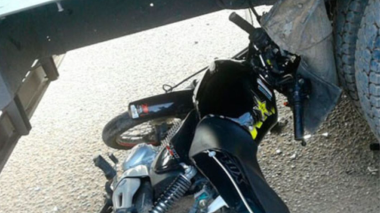 Quedó abajo del camión y se salvó