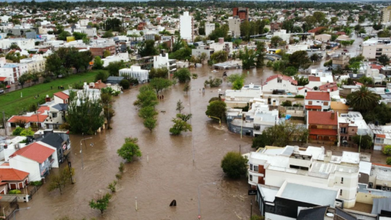 Bahía Blanca necesitará 400 mil millones para reconstruirse y Milei manda 10 mil