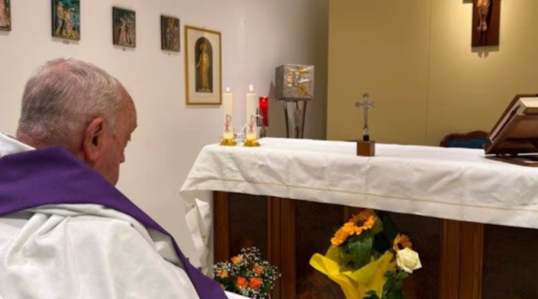 Ligeras mejorías en el estado de salud del papa Francisco