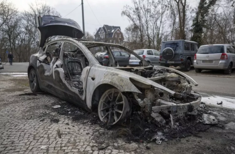 Teslas quemados en Alemania, un mensaje para Elon Musk