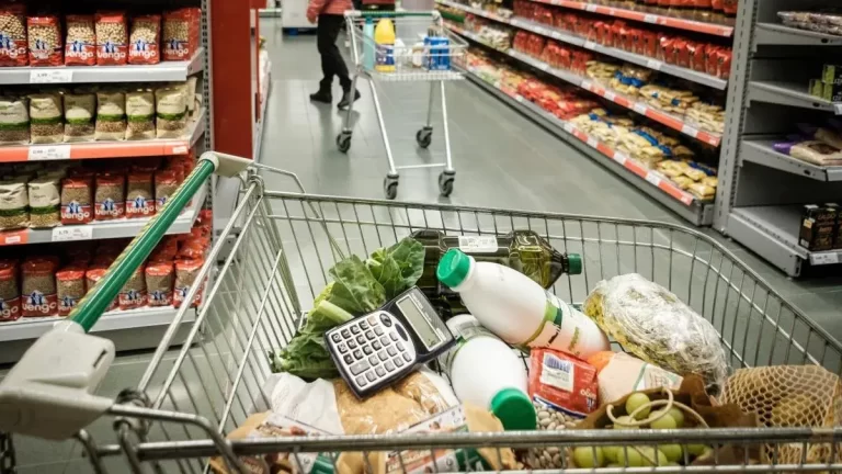 La suba de precios en los alimentos complica al Gobierno y la inflación