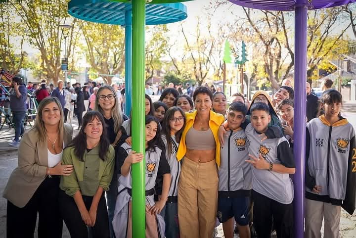 Mayra Mendoza inauguró el nuevo patio de juegos de la plaza de la Cruz en Quilmes