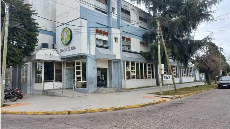 Piquete en la puerta de la clínica: Familiares contra médicos