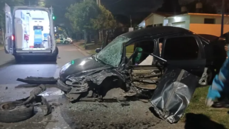 Choque frontal: Quedó aplastado y lo rescataron