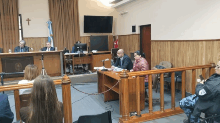 Fue condenada por asesinar a su padre y la absolvieron