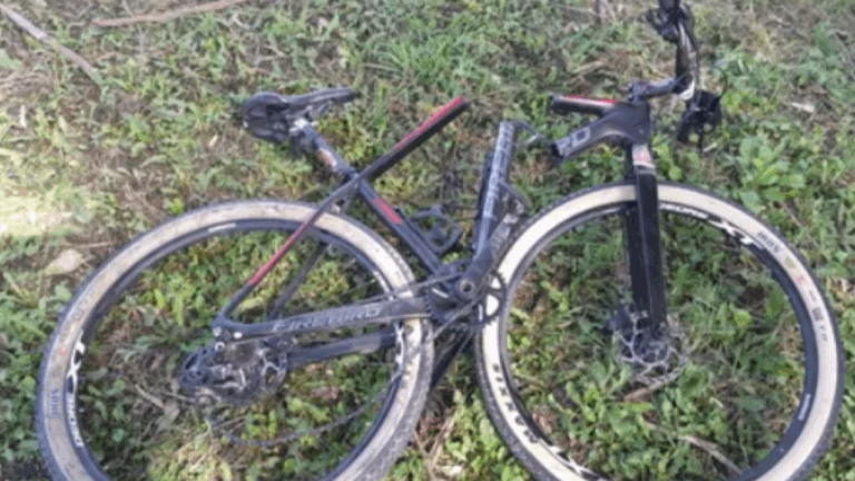 Ciclista desatento y herido: su bicicleta quedó partida