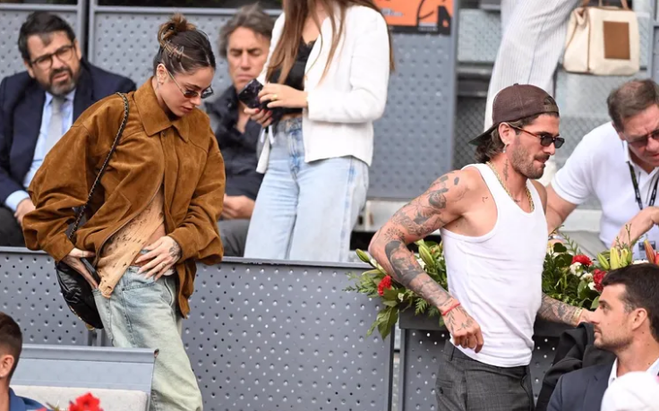 Tini Stoessel y Rodrigo De Paul juntos viendo tenis