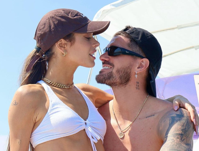 Tini y De Paul juntos en Ezeiza rumbo a Madrid