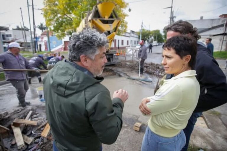 Mayra recorrió trabajos de bacheo de hormigón y reparación de sumideros en Bernal Oeste