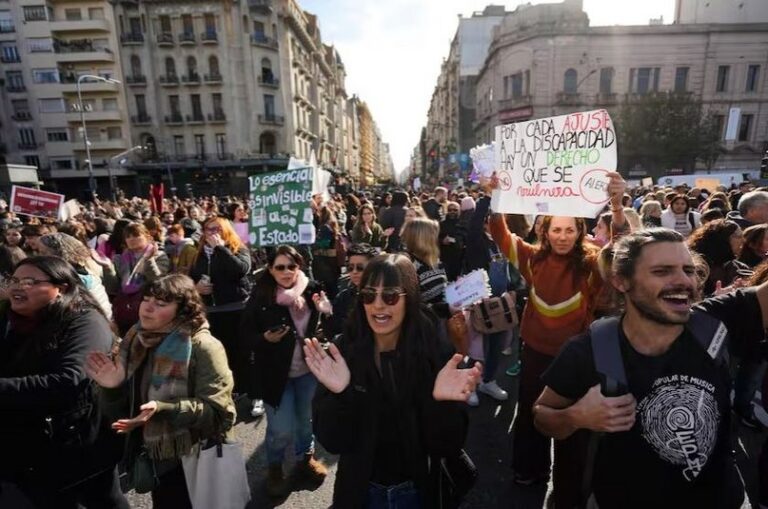 Miles de personas reclamaron frente al Congreso por la Emergencia en Discapacidad