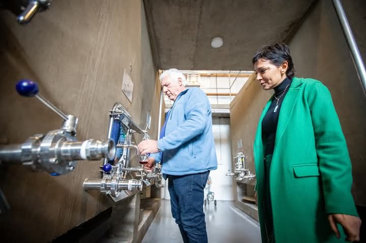 Mayra Mendoza en la entrega del certificado de habilitación industrial a Nietzel Wines