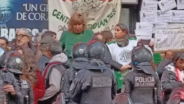 El abrazo al Instituto Nacional del Teatro y un fuerte operativo policial