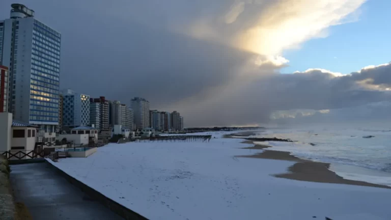 Nieve en Buenos Aires: postales inusuales de un frío histórico
