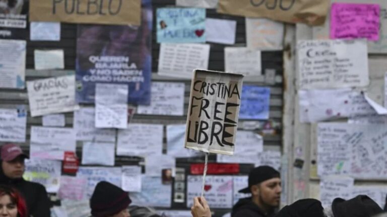Retiraron nuevamente carteles y banderas en apoyo a Cristina Kirchner