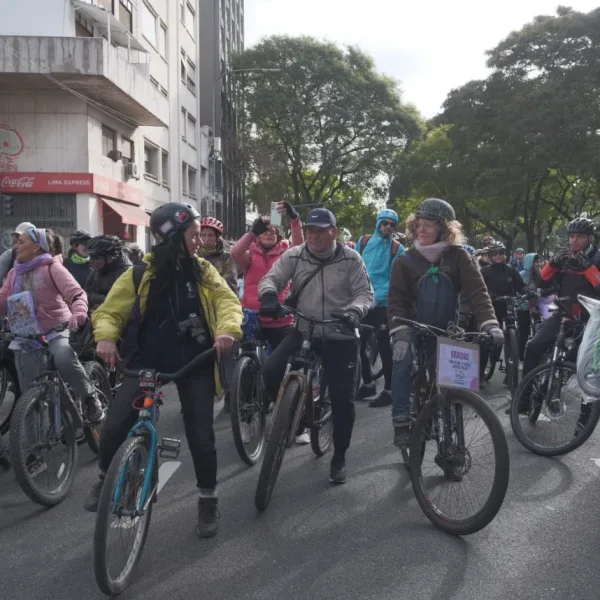 Bicicleteada familiar en apoyo a los trabajadores del Hospital Garrahan
