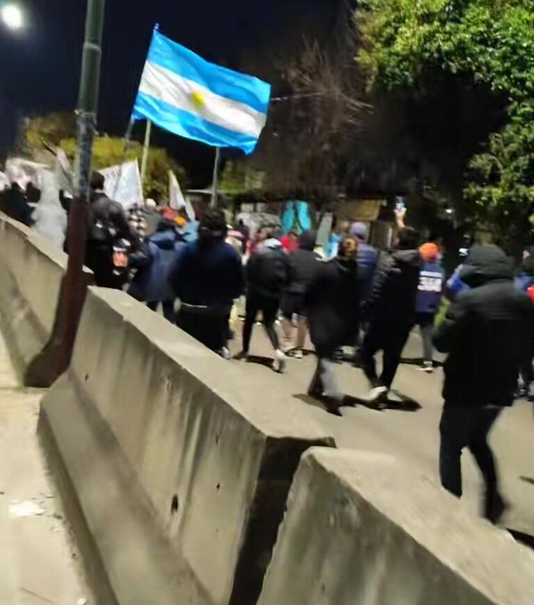Tensión en Puente La Noria: la policía reprimió con balas de goma a puesteros de La Salada