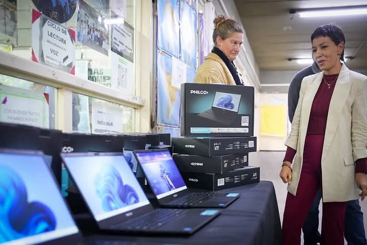 Mayra Mendoza destacó la articulación público-privada en la entrega de 20 notebooks en Quilmes