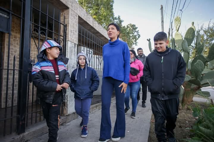 Mayra Mendoza recorrió junto a vecinos las obras de pavimentación en Quilmes Oeste